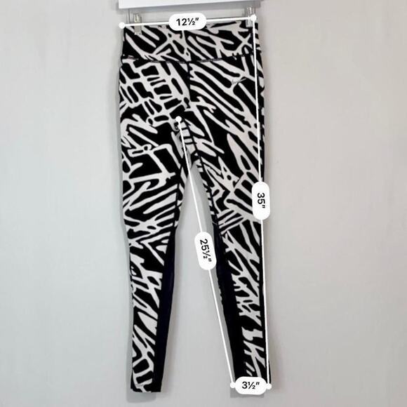 Nike Women’s Dri-Fit Leggings Black White Geometric Print Small EUC Activewear - Picture 6 of 8